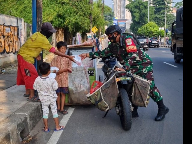 Berbagi Kebaikan, Babinsa Jati Raden Bagikan Nasi Kotak Gratis Kepada Warga Yang Membutuhkan 