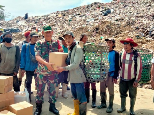 Prajurit Kodim 0506/Tangerang Bantu Pemulung Sampah Dengan Memberikan Bantuan Sembako Gratis