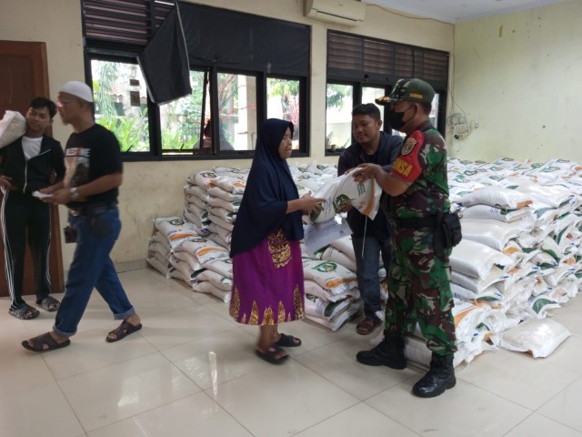Babinsa Koramil 05/Tanah Abang Monitoring Penyaluran Beras Dari Bulog Kepada Warga