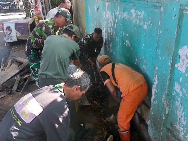 Lancarkan Genangan Air, Koramil Cipayung Bersama Warga Gelar Karya Bakti