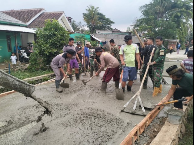 Di Desa Gintung, TNI dan Polri Bersatu Gerebeg Pengecoran Jalan 