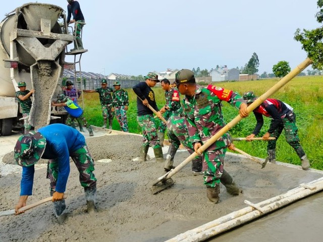 Tiga Babinsa Mauk Bantu Gelar Pengecoran Jalan TMMD ke-120