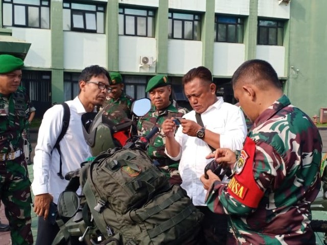 Pasi Intel Kodim 0505/Jakarta Timur Mengecek Kelengkapan Surat Kendaraan Dinas