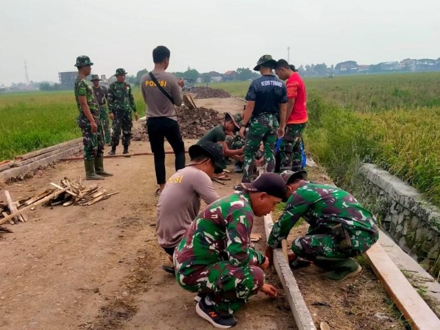 Penuh Semangat Anggota Satgas TMMD Buka dan Pasang Bekisting