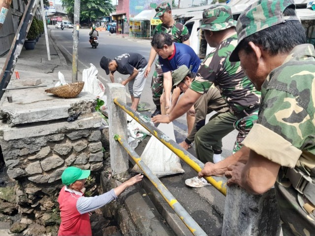 Antisipasi Banjir, Babinsa Koramil 05/Ciputat Bersihkan Saluran Air