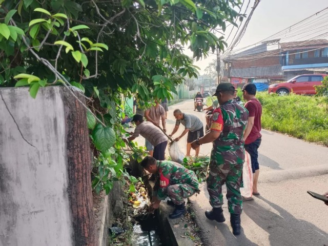 Bersih Lingkungan, Babinsa Bersama Warga Bersihkan Saluran Air
