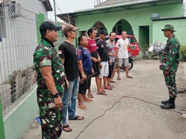 Got dan Saluran Air Jadi Sasaran Kerja Bakti Babinsa Bersama Warga