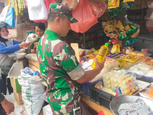 Babinsa Serka Suharno Cek Harga Sembako di Pasar Tradisonal