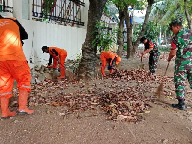 Babinsa Koramil Matraman Bersama PPSU Bersihkan Sampah Lingkungan