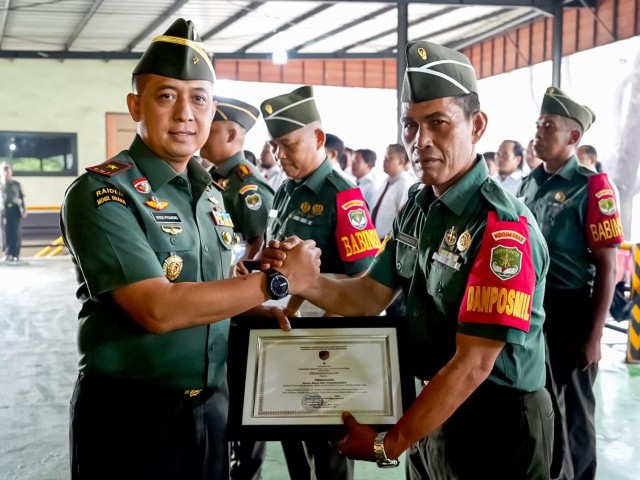 Wujud Perhatian Terhadap Anggota, Danrem 052/Wijayakrama Berikan Apresiasi dan Penghargaan Kepada Prajurit Terbaik