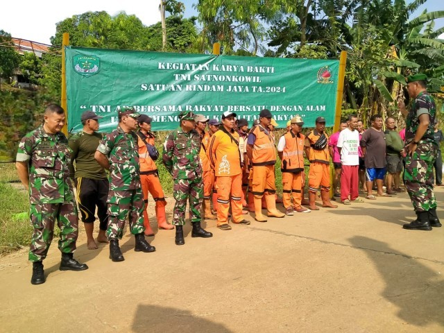 Rindam Jaya Bersama Masyarakat Melaksanakan Karya Bakti Dalam Rangka Pengabdian TNI Untuk Rakyat
