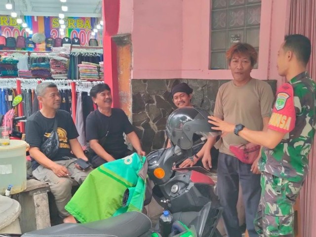 Babinsa Kelurahan Makasar Giat Komsos Wujudkan Kamtibmas Aman