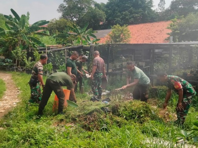 Pembersihan dan Perawatan Lokasi Urban Farming Oleh Koramil 06/Cakung