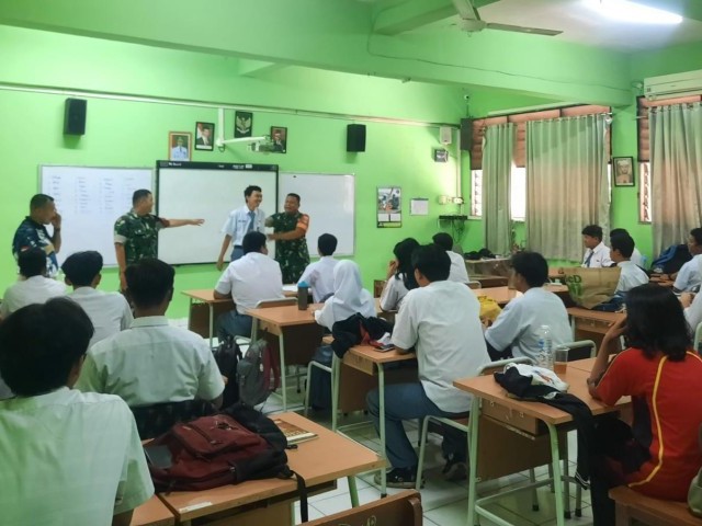 Babinsa Koramil 02/Sawah Besar Melaksanakan Army Go To School di SMA N 10 Jakarta Pusat