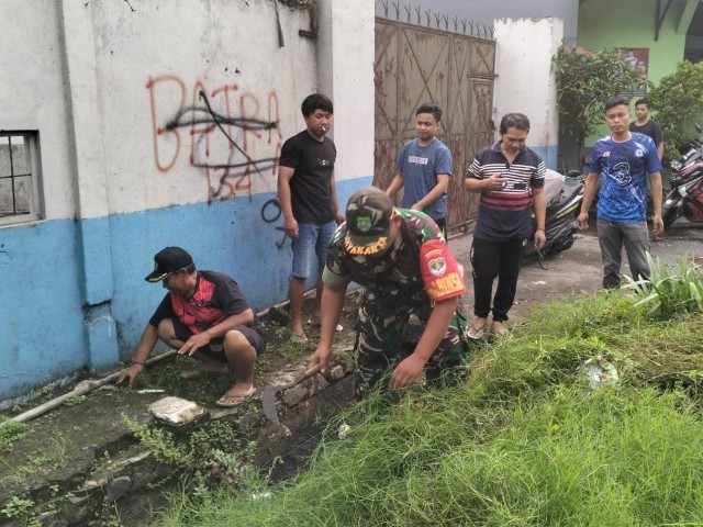 Antisipasi Banjir, Babinsa dan Warga Bersihkan Lingkungan