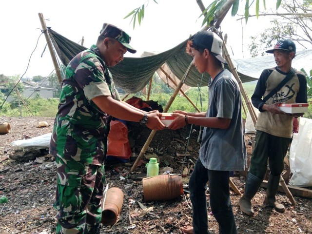 Peduli Pemulung, Kodim 0510/Tigaraksa Gelar Jum'at Berkah