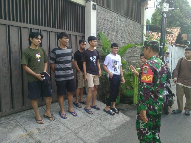 Terus Jalin Keakraban, Babinsa Koramil 01/Tamansari Kodim 0503/Jakarta Barat Melaksanakan Komsos
