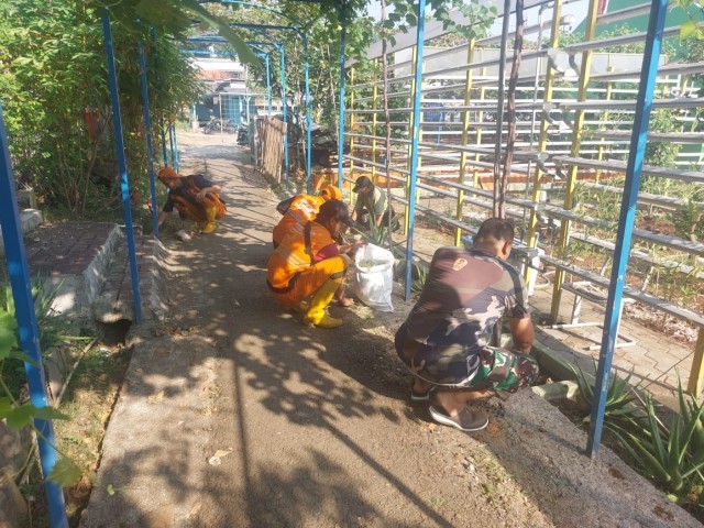 Demi Kenyamanan Bersama, Babinsa Koramil Kramatjati Bersihkan Lahan Kebun dan Jalan