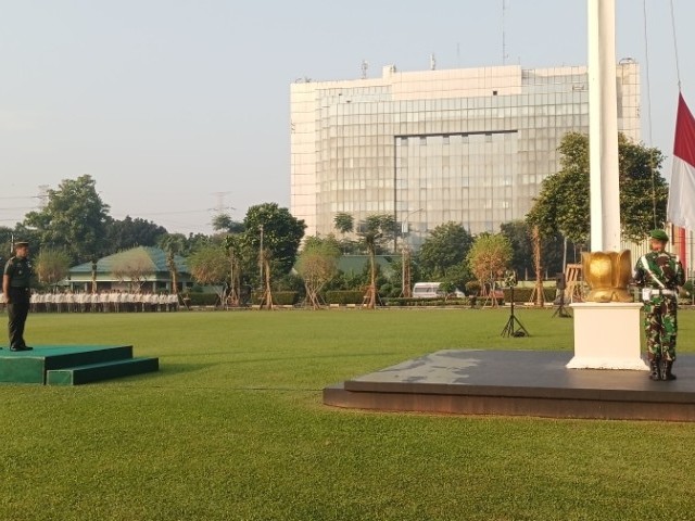 Pimpin Upacara Bendera Kaajendam Jaya Sebagai Inspektur Upacara