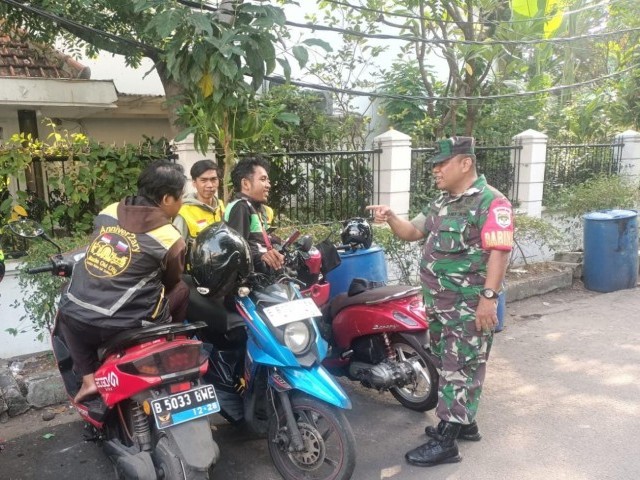 Jalin Keakraban dengan Komunitas Ojek, Babinsa Koramil 01/Tamansari Laksanakan Komsos