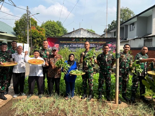 Panen Raya Serentak Urban Farming Batalyon Arhanud 6/BAY