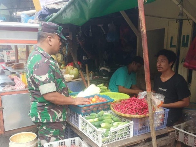 Babinsa Koramil 01/Tamansari Monitoring Keamanan Pasar Sekaligus Cek Harga Sembako