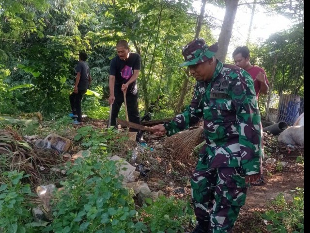 Bersihkan Lingkungan Antisipasi Banjir, Babinsa dan Warga Gotong Royong