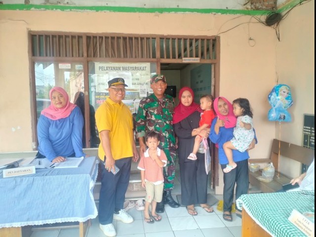 Tingkatkan Yankes Balita, Babinsa Koramil 03/Pasar Rebo Bantu Giat Posyandu