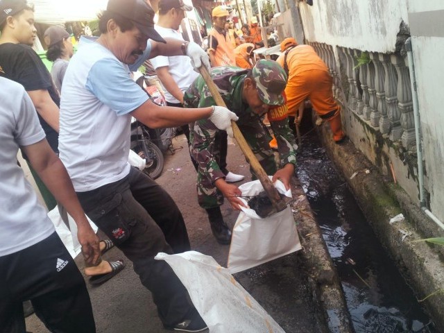 Tingkatkan Kebersihan Lingkungan, Babinsa Jatinegara Kaum Bersama Warga Kerja Bakti
