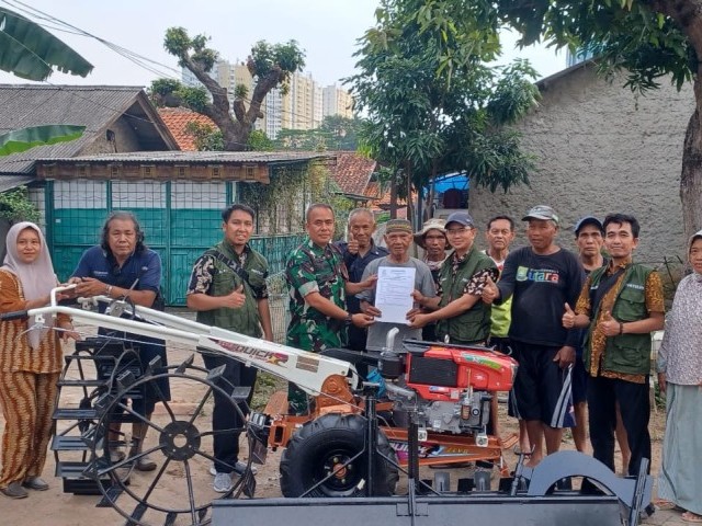 Babinsa Koramil 02/Batu Ceper Dampingi Pendistribusian Alat Tani