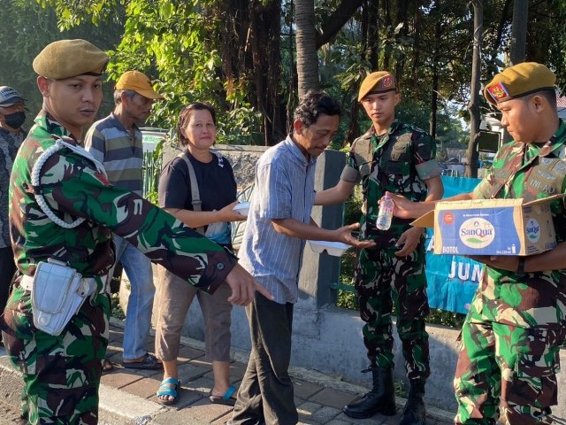 Batalyon Arhanud 6/BAY Melaksanakan Jumat Berbagi Kepada Masyarakat Sekitar Asrama