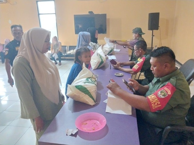 Babinsa Koramil 14/Panongan Distribusikan Langsung Bantuan Beras Dari Bulog Untuk Warga
