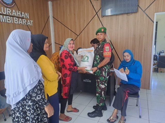 Babinsa Kosambi Barat Koramil 01/Teluknaga Monitoring Penyaluran Bantuan Beras Dari Bulog Sebanyak 109 Karung