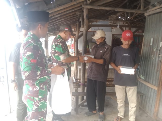 Kuli Lapak Batu Jadi Sasaran Kodim 0510/Trs Pada Program Jum'at Berkah