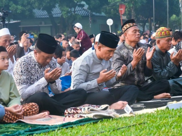 Keluarga Besar Rindam Jaya Melaksanakan Sholat Idul Adha 1445 H/2024 M Dilanjutkan Pemotongan Hewan Qurban