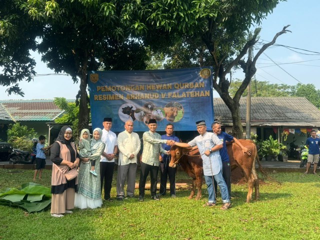 Keluarga Besar Resimen Arhanud 1/Falatehan Melaksanakan Penyembelihan Hewan Qurban