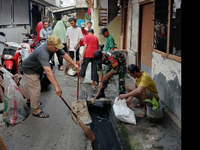 Menjaga Lingkungan Bersih, Babinsa Balimester Bersama Warga Kerja Bakti
