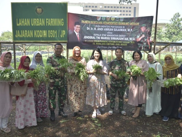 Dandim 0501/JP Bersama Persit dan Wartawan Panen Sayur Mayur dan Cabe Hasil Kebun di atas Aspal