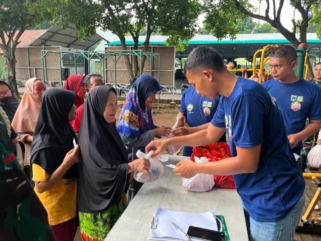 Berbagi dengan Masyarakat, Prajurit Resimen Arhanud 1/Falatehan Melaksanakan Pembagian Daging Qurban