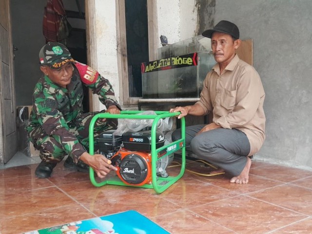 Babinsa Sertu Kusnanto dan Bripka Triyan Mengecek Proses Pompanisasi di Rumah Warga Binaan