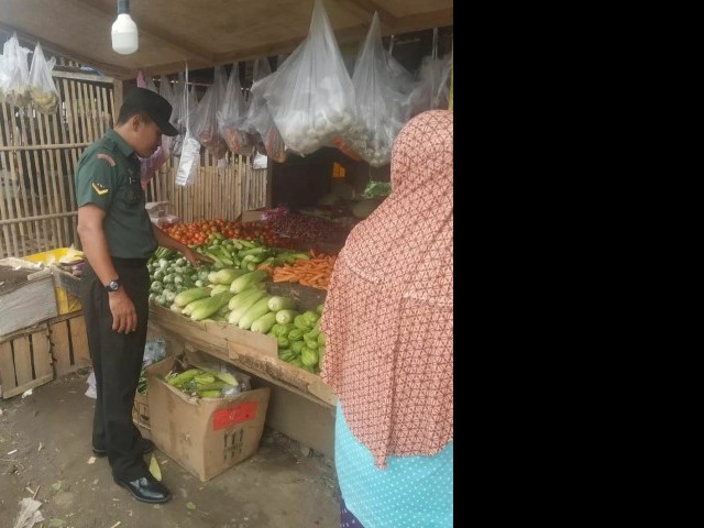 Babinsa Koramil 14/Panongan Monitoring Harga Bahan Pokok di Pasar Tradisional