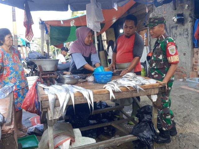 Lakukan Pemantauan Keamanan dan Harga sembako, Babinsa Berinteraksi dengan Pedagang dan Pembeli