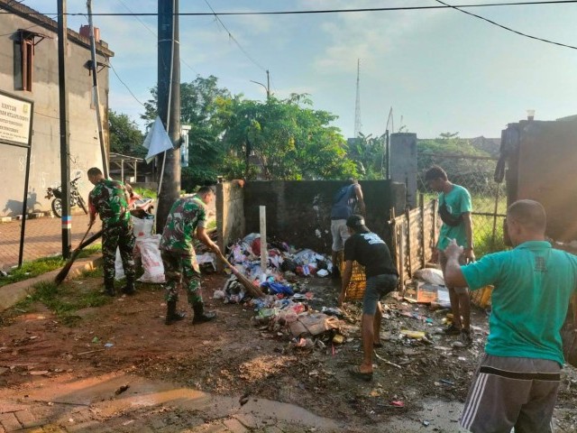 Antisipasi Banjir, Babinsa dan Warga Geruduk Tempat Sampah