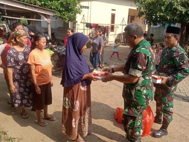 Jum'at Berkah : Kodim 0510/Tigaraksa Bagikan Nasi Box di Desa Kutruk