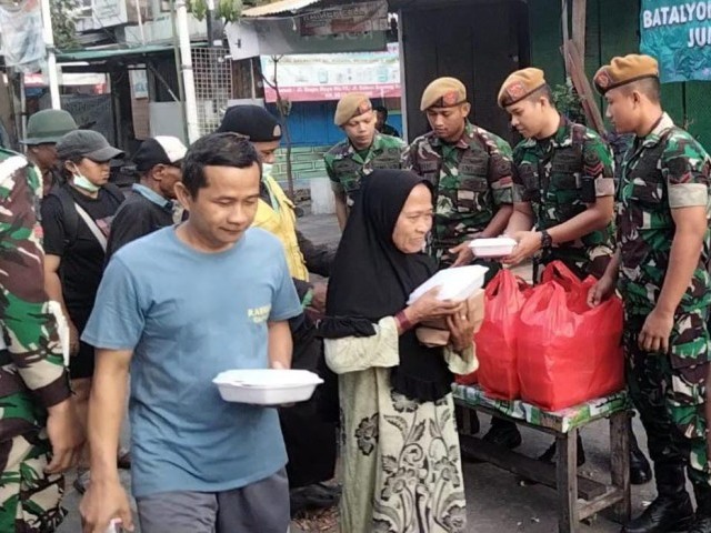 Batalyon Arhanud 6/BAY Laksanakan Jumat Berbagi