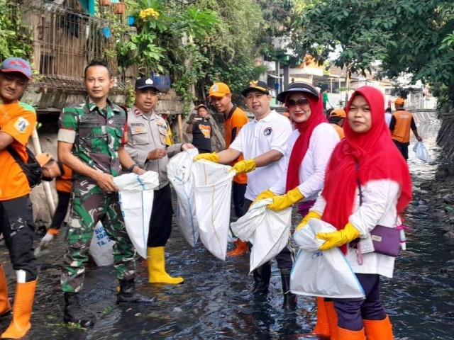 Jumat Bersih, Babinsa Koramil Kramatjati Bersama Warga Giat Kerja Bakti