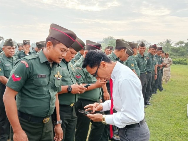 Cegah Judi Online, Pasi Intel Kodim 0510/Tigaraksa Sidak Periksa HP Anggota