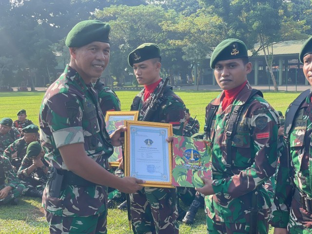 Danyonif 201/Jaya Yudha Memberikan Penghargaan Kepada Prajurit Berprestasi