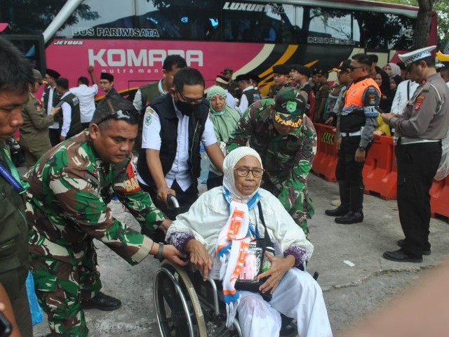 Ketulusan Anggota Kodim 0510/Trs Bantu Jemaah Haji Lansia Yang Gunakan Kursi Roda