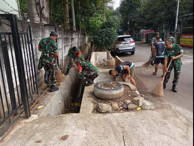 Bersihkan Saluran Air Oleh Babinsa Koramil Jatinegara